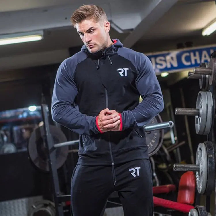 Conjunto de sudadera con capucha y bloques de color.