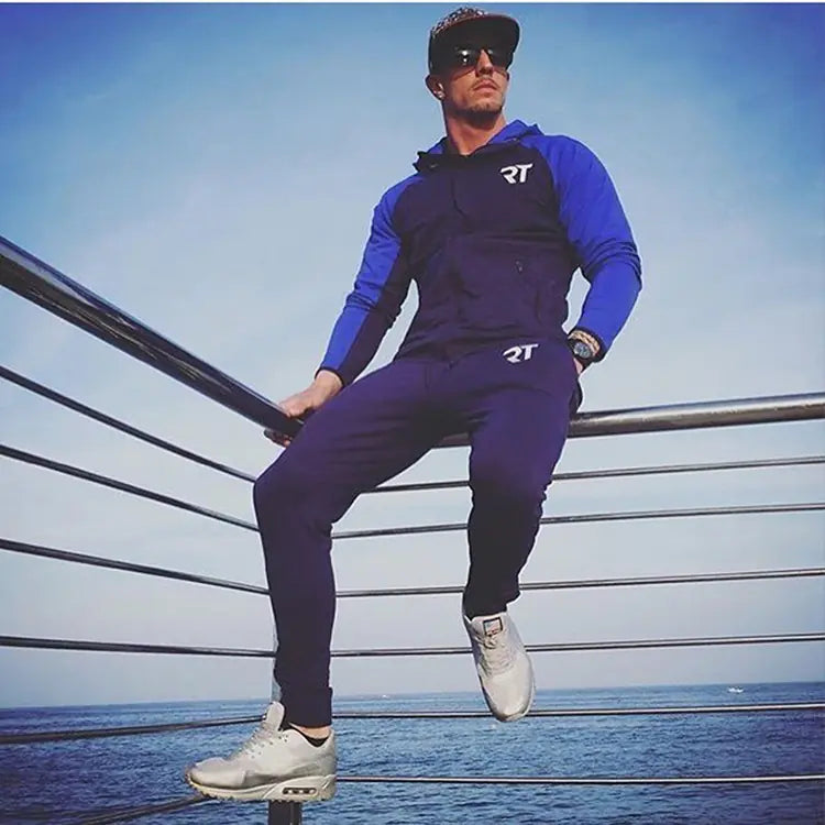 Conjunto de sudadera con capucha y bloques de color.